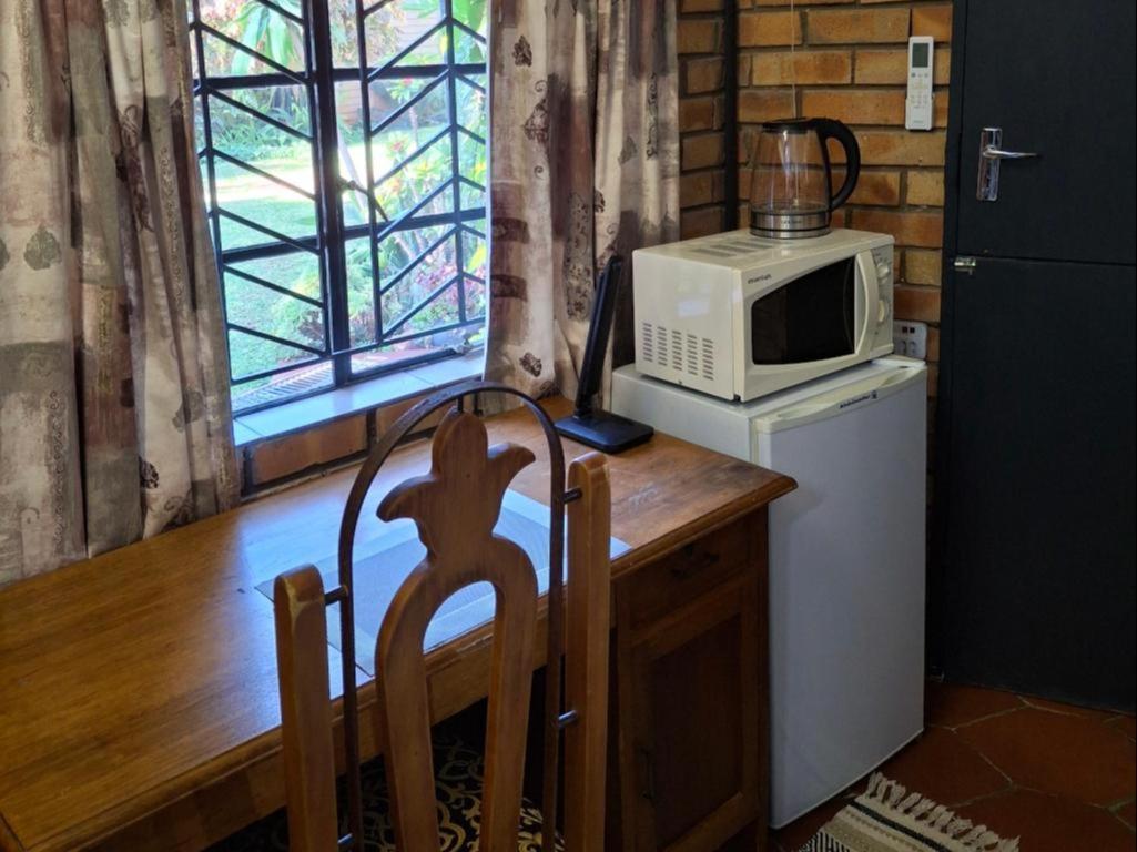 Tree Aloe Guest House Мокопане Номер фото